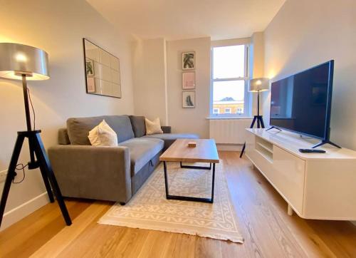 Zona de estar de Brand New Central Apartment Southampton with Parking & SuperKing Bed - Sleeps up to 4