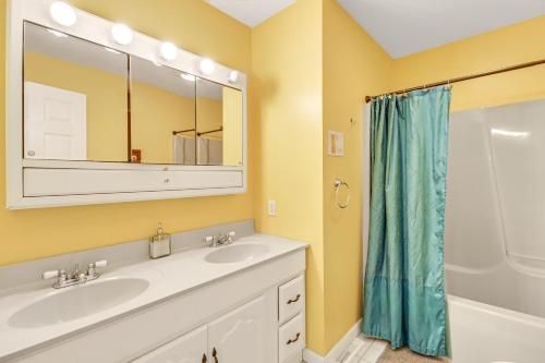 een badkamer met een wastafel en een spiegel bij Albrightsville Retreat with Lake Access! in Albrightsville