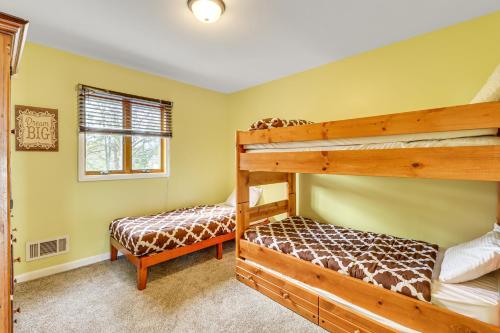 een slaapkamer met 2 stapelbedden en een raam bij Albrightsville Retreat with Lake Access! in Albrightsville