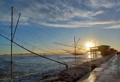 a fishing net on the shore of the water at Casa di Valli in Chioggia