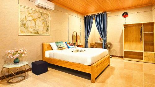 1 dormitorio con 1 cama grande en una habitación en Homestay Sala en Ho Tram