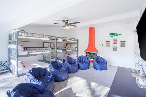 Televisyen dan/atau pusat hiburan di Camp Guadalupe Riverfront Seguin Home on the Guadalupe with paddle sports and grill