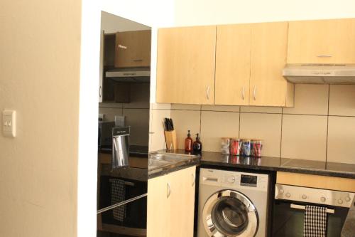 uma cozinha com uma máquina de lavar louça e uma máquina de lavar roupa em Jackal Creek Golf Estate em Roodepoort