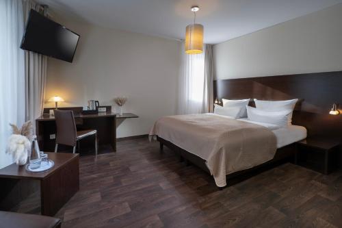 a hotel room with a bed and a desk at Best Western Hotel am Spittelmarkt in Berlin