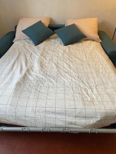 un lit avec deux oreillers dessus dans l'établissement Le For’Home, à Arles