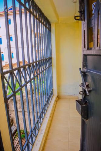 une pièce vide avec une porte dans un bâtiment dans l'établissement KIsumu Cozy One bedroom Apartment, à Kisumu
