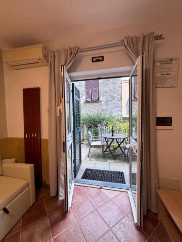 a room with a door open to a patio at Locanda Ca Da Iride in Riomaggiore