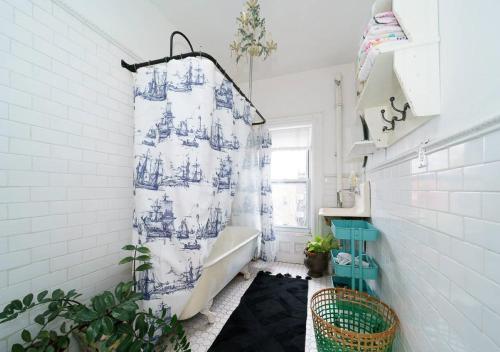 łazienka z zasłoną prysznicową i wanną w obiekcie Lovely 1BR Apartment in Prime Location w Nowym Jorku