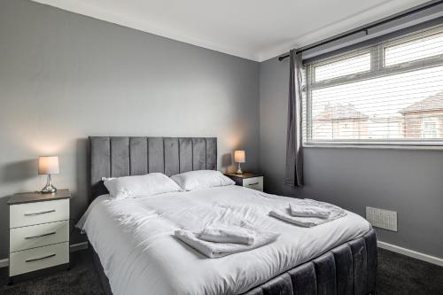 Ένα ή περισσότερα κρεβάτια σε δωμάτιο στο Lavish 2BR Bungalow Retreat in Birkenhead