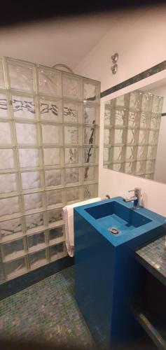 Un baño de PISO DELTA MUGA Costa Brava