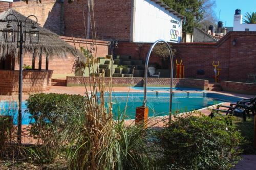 - une piscine avec une fontaine dans la cour dans l'établissement Puerta del Sol, à Cosquín