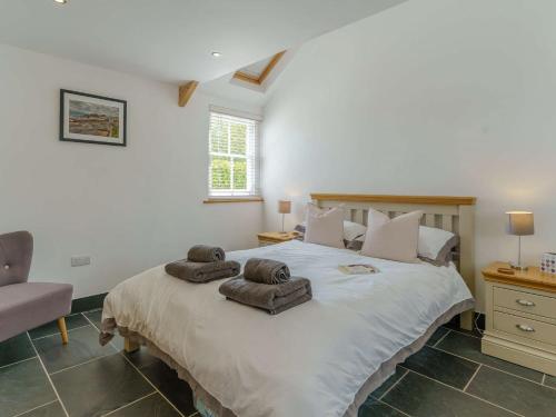 1 dormitorio con 1 cama grande y toallas. en 3 Bed in Lamphey 82584, en Lamphey