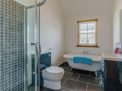 La salle de bains est pourvue d'une baignoire, de toilettes et d'un lavabo. dans l'établissement 3 Bed in Lamphey 82584, à Lamphey