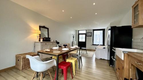 une cuisine et un salon avec une table et des chaises dans l'établissement Le Grain de Sable, au Crotoy