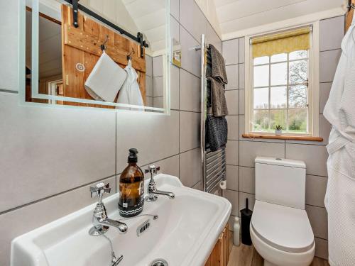 een badkamer met een wastafel en een toilet bij 1 Bed in Poynings 90450 in Poynings