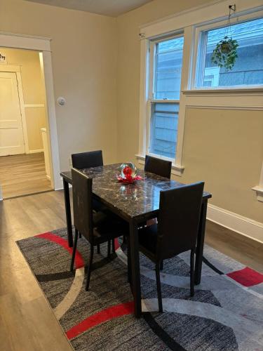 a dining room with a table and chairs at Eclipse Quick Stay in Erie