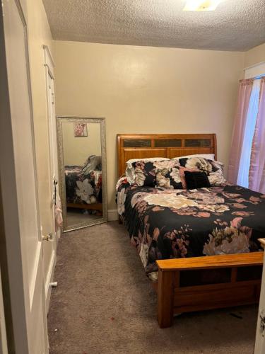 a bedroom with a bed and a mirror at Eclipse Quick Stay in Erie