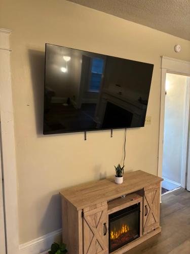 TV at/o entertainment center sa Eclipse Quick Stay