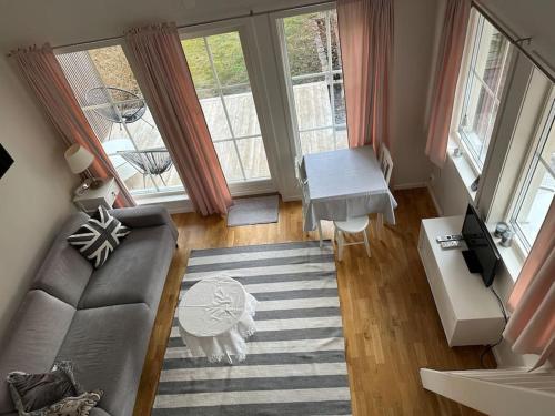 uma sala de estar com um sofá e uma mesa em Kojan em Vaxholm
