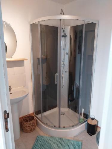 W łazience znajduje się prysznic ze szklanymi drzwiami. w obiekcie La Petite Maison à Vieillecour w mieście Saint-Pierre-de-Frugie