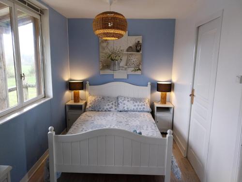 sypialnia z białym łóżkiem i 2 lampami w obiekcie La Petite Maison à Vieillecour w mieście Saint-Pierre-de-Frugie