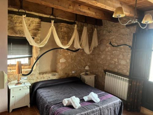 Ένα ή περισσότερα κρεβάτια σε δωμάτιο στο Casa Rural Teruel Alfambra LA DESHILLA