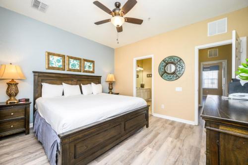 a bedroom with a bed and a ceiling fan at Beautiful Townhome, Vista Cay Resort Direct - 4010 in Orlando