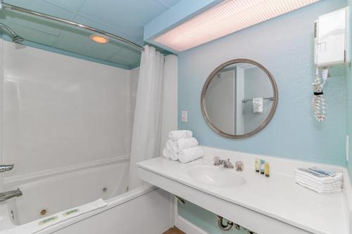 un baño con lavabo y espejo en Newly Renovated King Suite-Ocean Views! Boardwalk 1140, en Myrtle Beach
