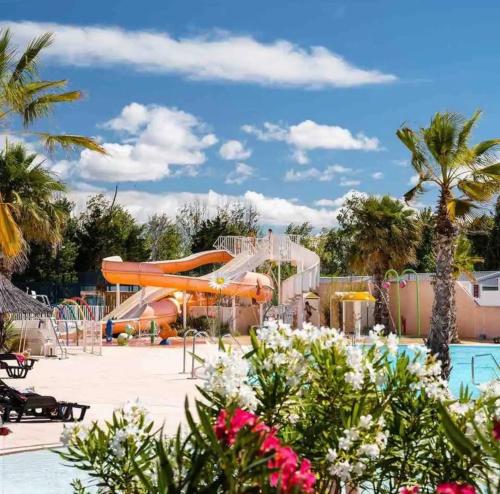 - une piscine avec un parc aquatique doté d'un toboggan dans l'établissement Mobil Home Abricotiers 1, à Valras-Plage