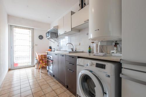 Il comprend une cuisine équipée d'un lave-linge et d'un sèche-linge. dans l'établissement LB Vacation Rentals I High Floor Sea View 2Br Apt with Balcony & Garage, à Cannes
