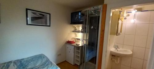 Koupelna v ubytování Topwohnung 45m2 oder weißes Zimmer 15 m2 - Nähe Grünberg