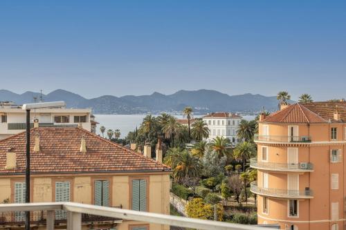 - une vue sur une ville avec des bâtiments et des palmiers dans l'établissement LB Vacation Rentals I High Floor Sea View 2Br Apt with Balcony & Garage, à Cannes