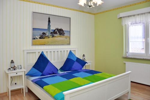 a bedroom with a bed with blue and green at Haus Martin in Kurort Steinbach-Hallenberg
