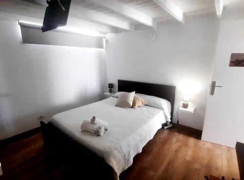 ein Schlafzimmer mit einem Bett mit zwei Stofftieren darauf in der Unterkunft casa las olas in Costa Del Silencio