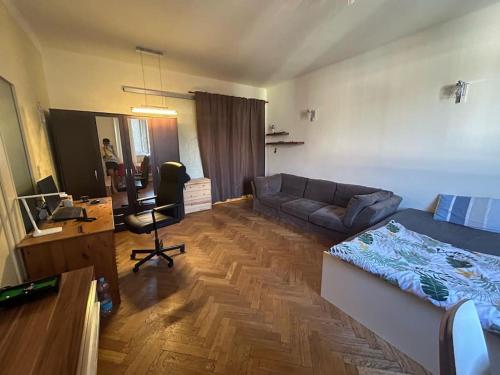 - un salon avec un lit et un canapé dans l'établissement Spacious modern 3 bedroom aparment, à Prague