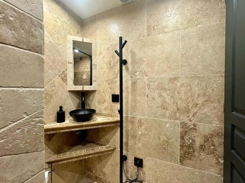une salle de bain avec un lavabo et un miroir dans l'établissement Saint Remy de Provence: Loft, à Saint-Rémy-de-Provence