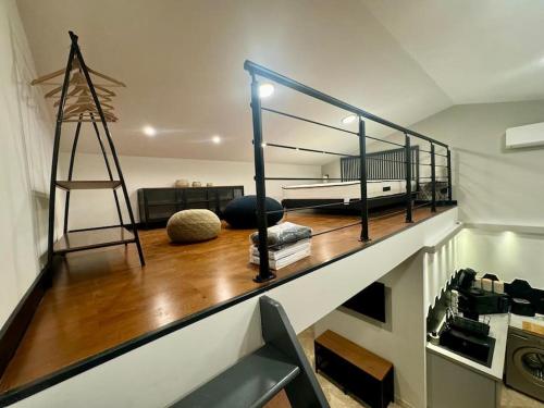 un salon avec un escalier et une échelle dans l'établissement Saint Remy de Provence: Loft, à Saint-Rémy-de-Provence