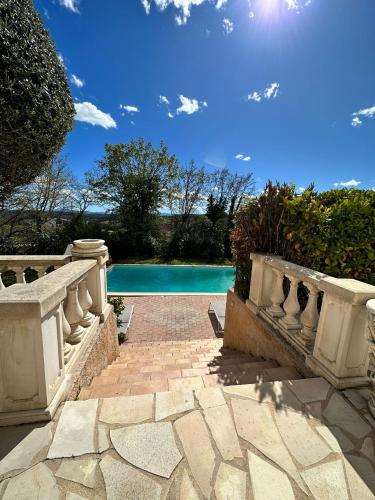 une passerelle menant à une piscine dans une maison dans l'établissement Rez de villa , beau jardin avec piscine, à Draguignan