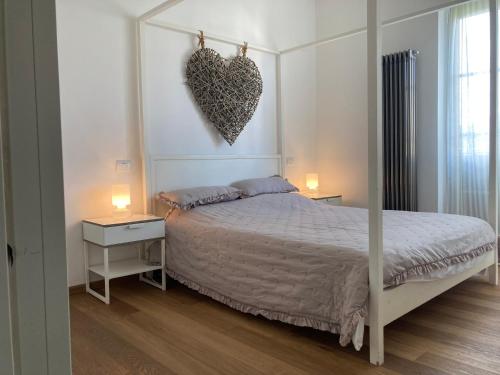 サルザーナにあるGinevra's Homeのベッドルーム1室(壁にハートを配置したベッド1台付)