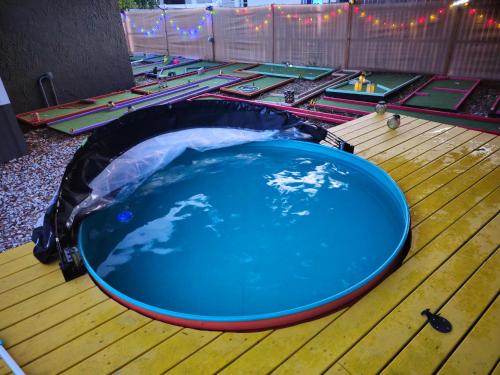 una gran piscina azul en una terraza de madera en Groovy Winter Haven Getaway - 4 bdrm near Legoland, en Winter Haven