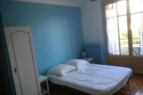 um quarto com uma cama com uma parede azul em Cozy apartment with balcony and nice mountain view em Annecy