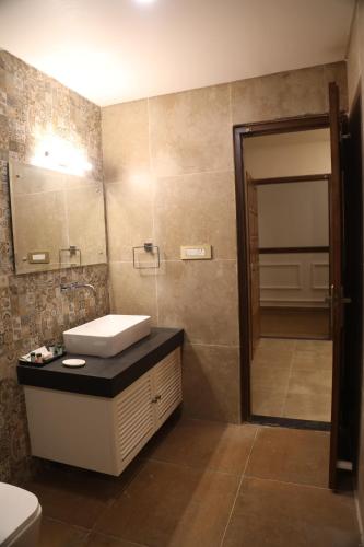 uma casa de banho com um lavatório e um espelho em Summer House Nandi Foothills em Nandi