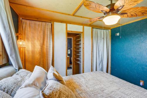 1 dormitorio con 1 cama y ventilador de techo en Barndominium McGregor Vacation Rental on 5 Acres, en McGregor