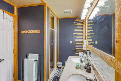 baño con lavabo, espejo y escaleras en Barndominium McGregor Vacation Rental on 5 Acres, en McGregor