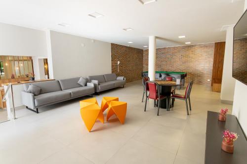ein Wohnzimmer mit einem Sofa und einem Tisch in der Unterkunft Ilha Porchat Hotel in São Vicente
