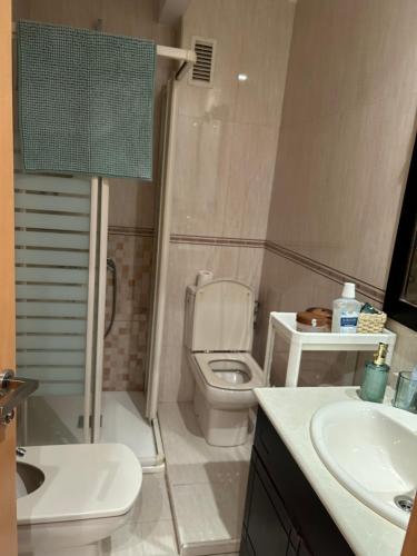 a bathroom with a toilet and a sink at Cómoda Habitación Individual in Madrid