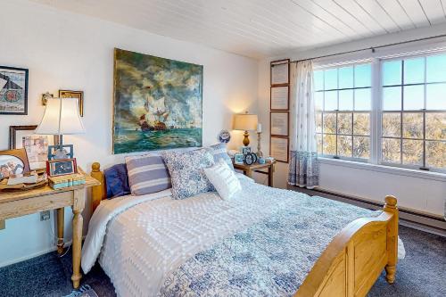 Hesperus的住宿－Mountain Vista - House & Barn，卧室配有一张床,墙上挂有绘画作品