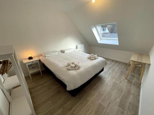 um quarto com uma cama com flores em Freesia YourHostHelper em Caen