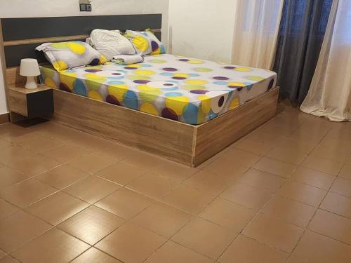 - un lit dans un dortoir dans l'établissement APPARTEMENT BAM, à Cotonou