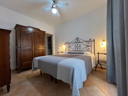 een slaapkamer met een bed en een plafondventilator bij Agriturismo Paradisa in Rio nell Elba